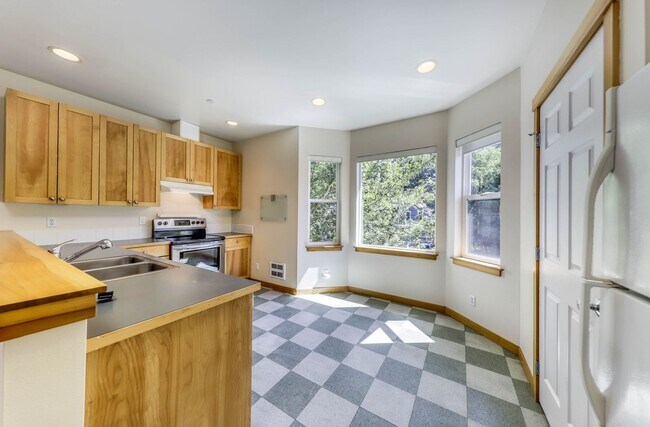 Foto del edificio - August Rent 50% Off  - Courtyards Condominium unit in Town
