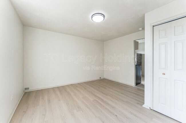 Foto del edificio - 415 Simpson Ave