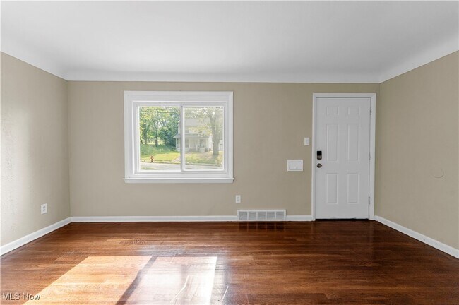 Foto del edificio - 5037 Greenhurst Dr