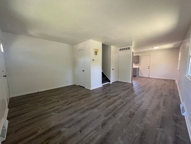 Foto del edificio - 2401-2403-2403 Calico Ln
