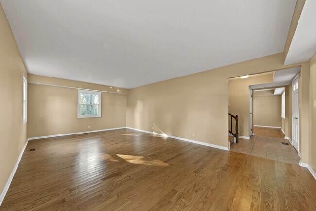 Building Photo - Buffalo Grove 4 Bedroom located in the Stephenson School District!