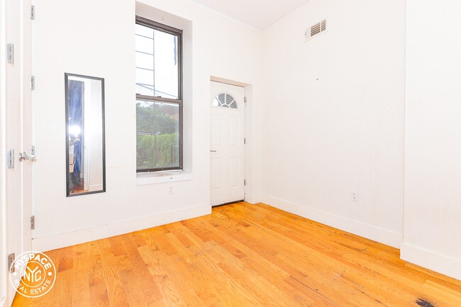 Building Photo - 490 Kosciuszko St