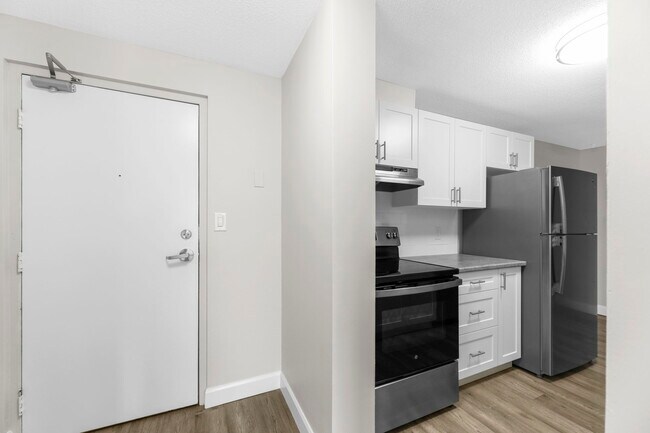 Photo du bâtiment - Regal Tower Apartments - Chatham