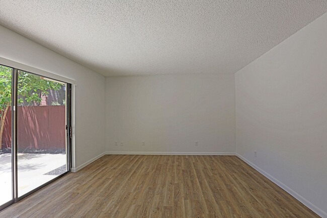 Building Photo - Parkwoods 12360-3