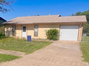 Building Photo - 825 Michelle Dr