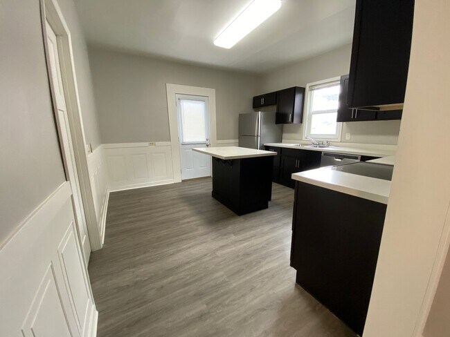 Building Photo - Remodeled Main Floor!!