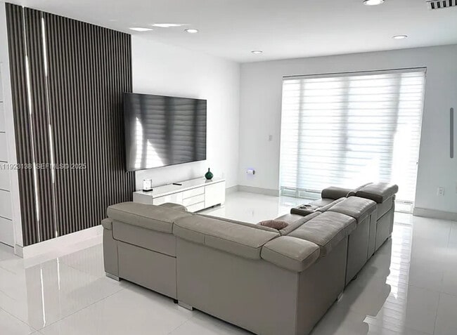 Building Photo - FOR RENT