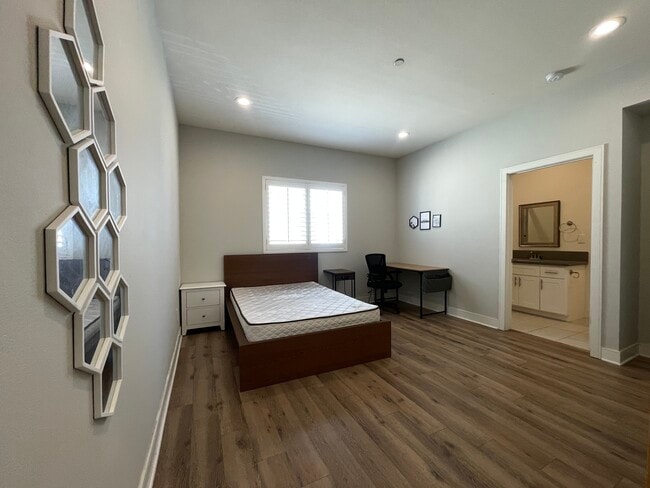 Building Photo - 2013 Raymond Ave