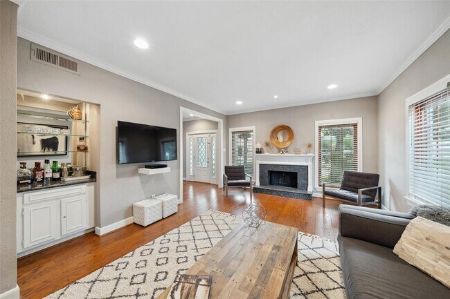 Building Photo - 624 Augusta Dr