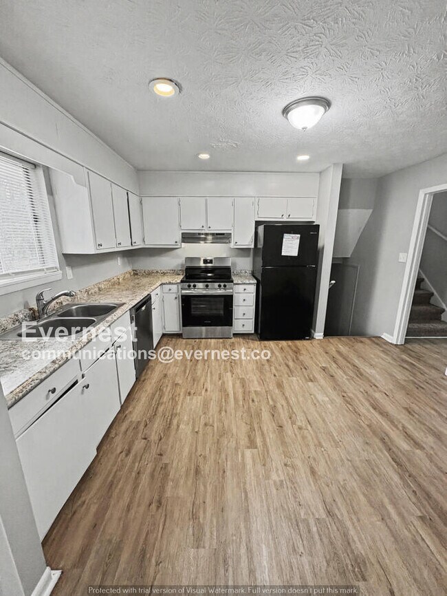 Building Photo - 4 Bed, 2 Bath Home with Garage / Pet-Friendly / Available Now!