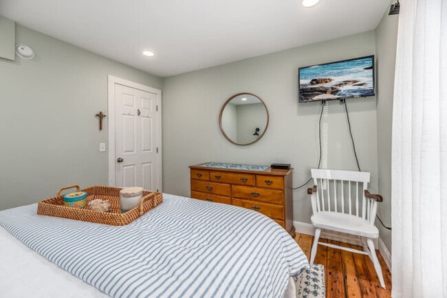 Building Photo - Renovated 4 BD | Sleeps 9 | Amazing Backya...