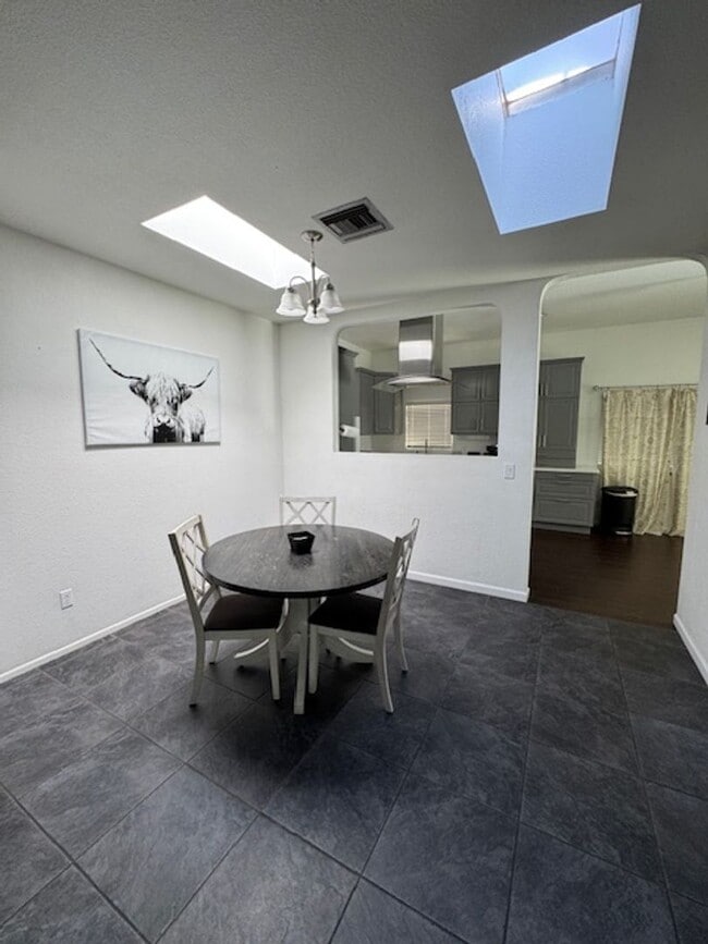 Foto del edificio - Northwest-3 bedroom/ 2 bathroom single family home w/ pool!