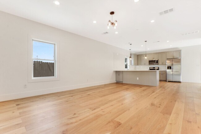 Foto del edificio - Huge (1,500 square feet) 2 bed, 2.5 bath in Lincoln Heights with parking, in-unit laundry and pri...