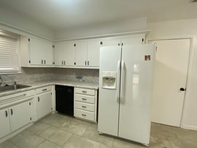 Building Photo - 3 bedroom 2 bath with extra storage!