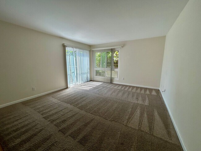 Foto del edificio - 2 Bed 2 Bath with Remodeled Bathrooms! Wat...