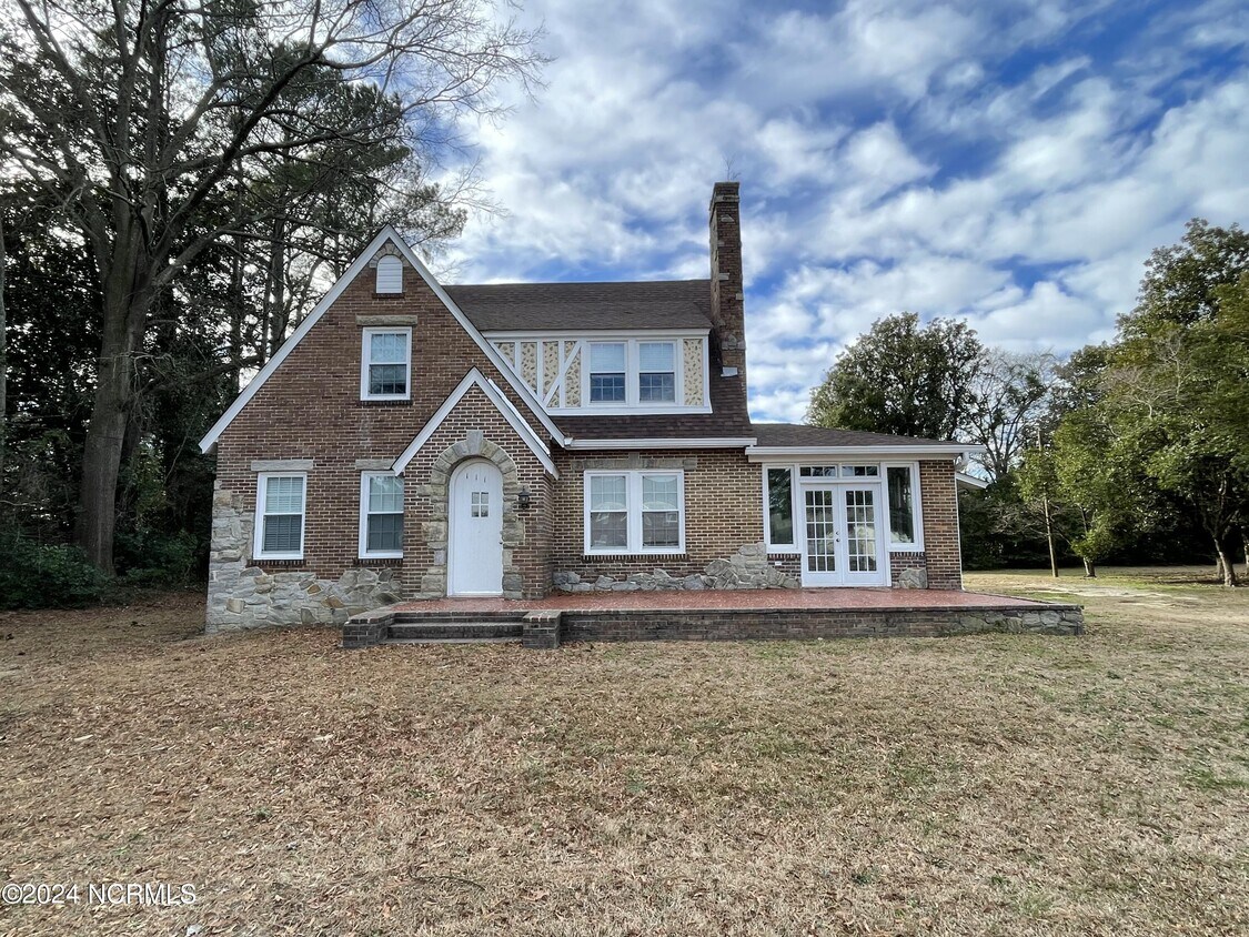 Primary Photo - 111 Williams St