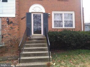Building Photo - 2055 Pilgrim Dr