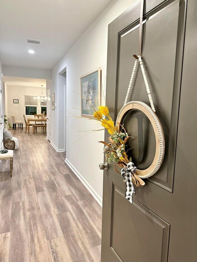 Building Photo - 3 bedrooms and 2 full bathroom- Located in...