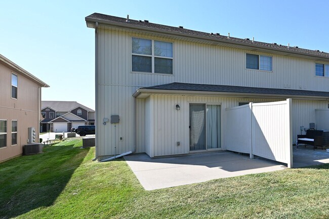 Building Photo - Nice Three bedrooms, 2.5 bath townhouse wi...