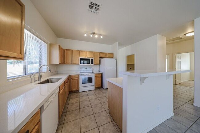 Foto del edificio - Stylish 4BD , 2 BA Home with Remodeled Bac...
