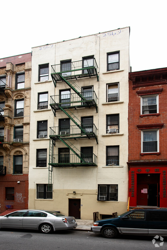 Building Photo - 160 Henry St