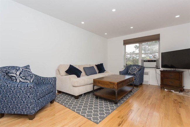 Building Photo - 1BR Co-op For Rent!