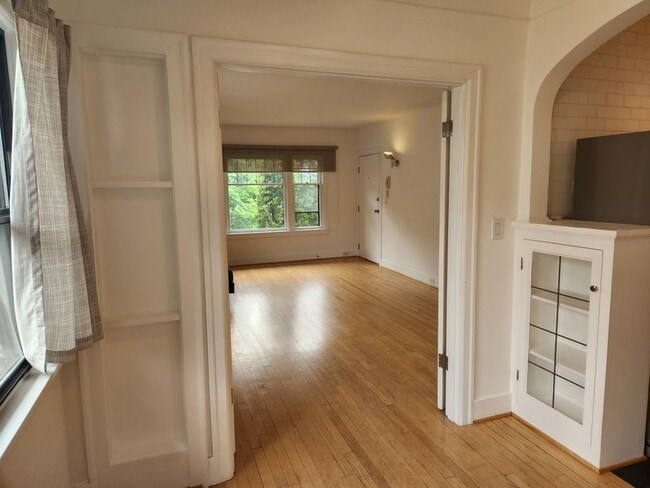 Building Photo - 2114 7th Ave W