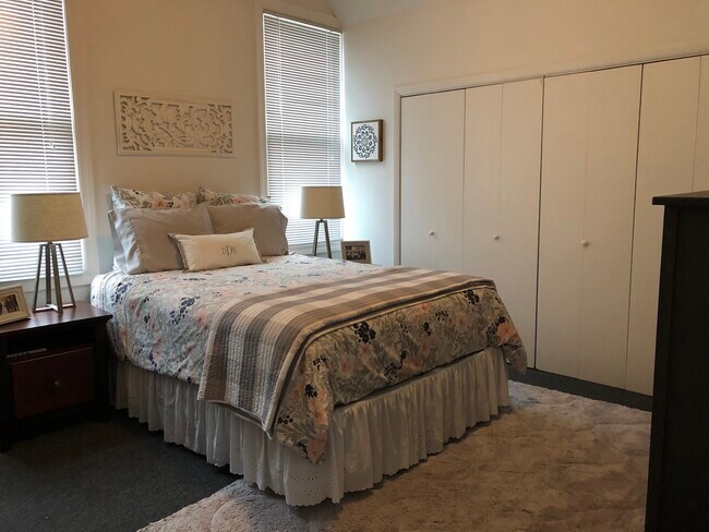 Foto del edificio - 1214 W Schubert Ave