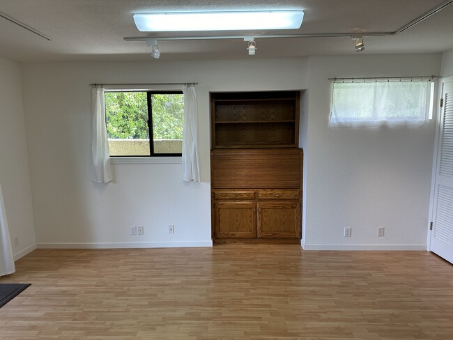Building Photo - 815 Mirada Dr