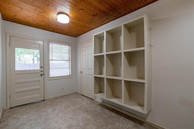 Building Photo - 5515 Roosevelt Ave
