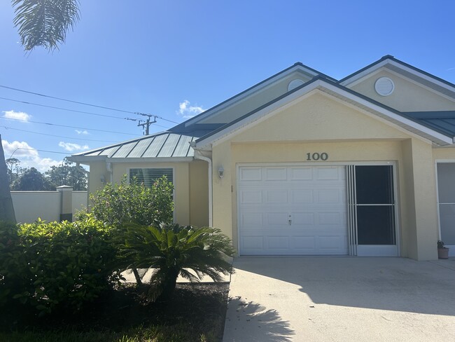 Foto del edificio - 100 Islamorada Blvd