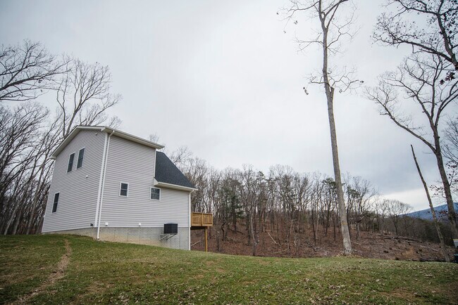 Building Photo - 283 Sunset Village Rd