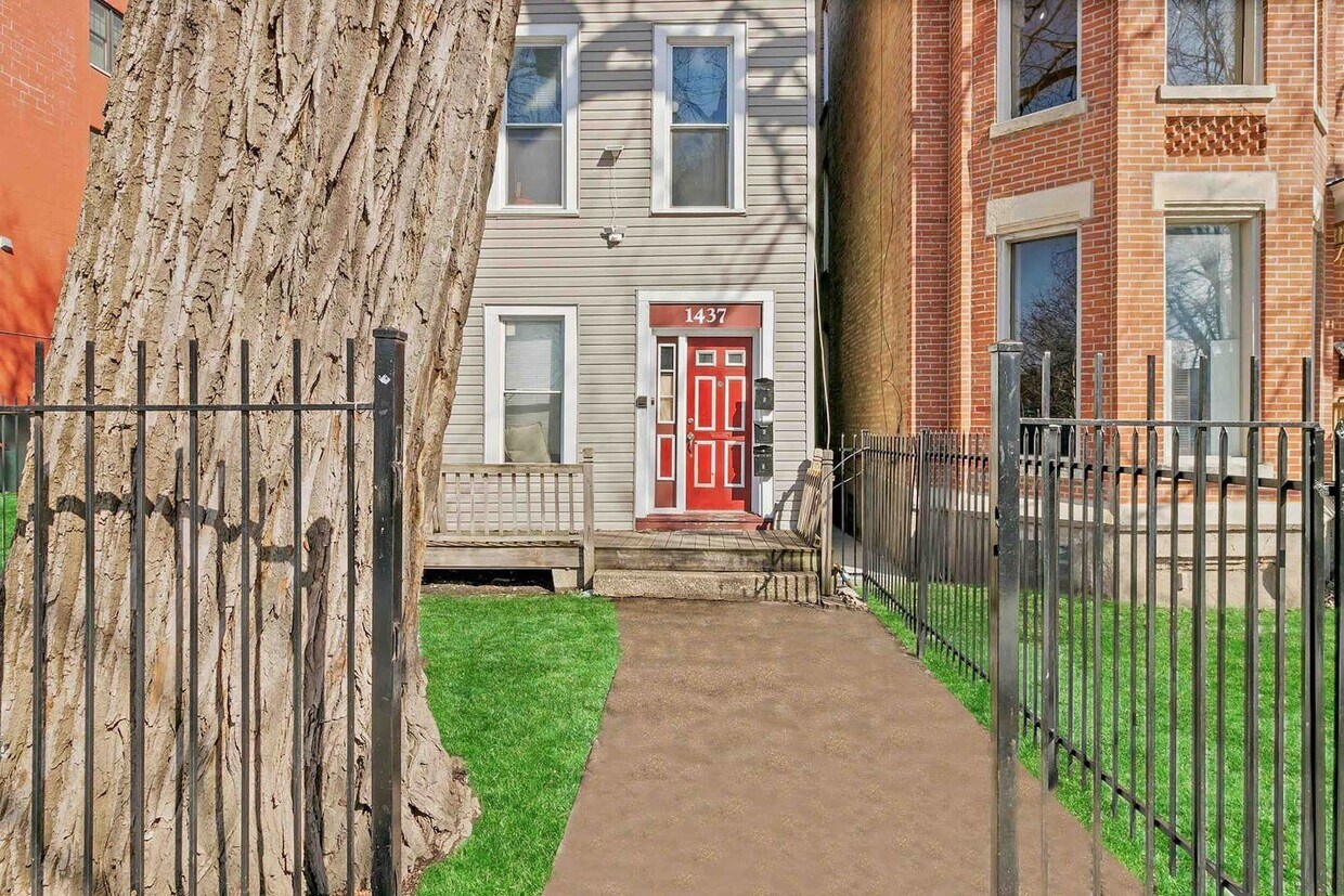 Primary Photo - 1437 N Wicker Park Ave