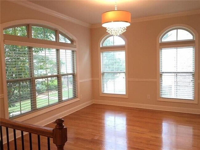 Building Photo - 8070 Willoughby Ct