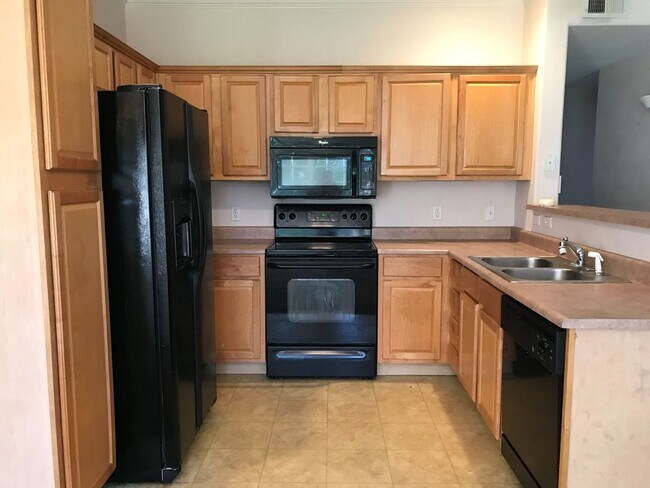 Building Photo - First Floor, Private Entry 2/2 Condominium in Gated Community