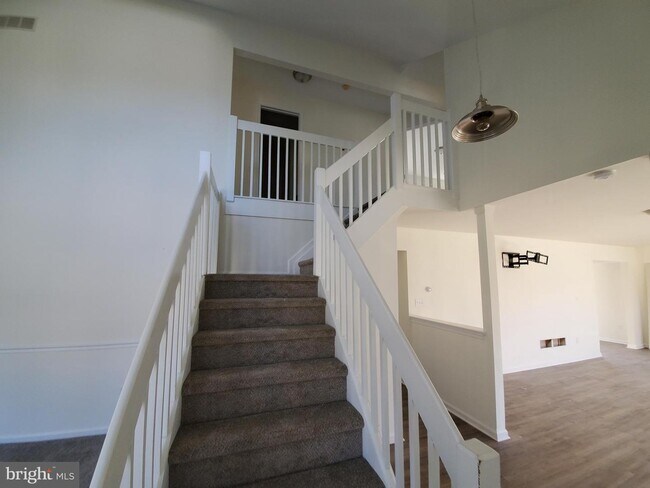 Building Photo - 15 Heatherfield Way