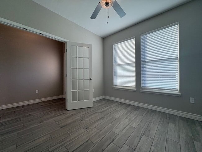 Building Photo - DCR602