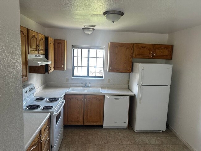 Building Photo - 2 Bedroom, 1 Bath, top floor Apartment