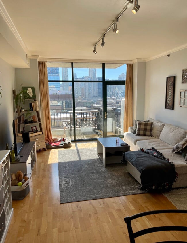 Primary Photo - 400 W Ontario St