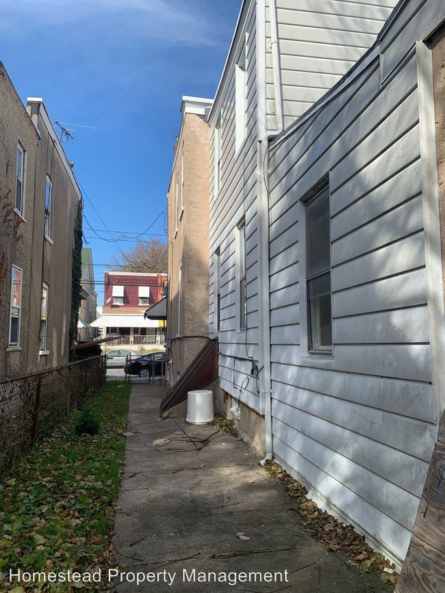 Building Photo - 3 br, 1 bath House - 2121 W 4th Street