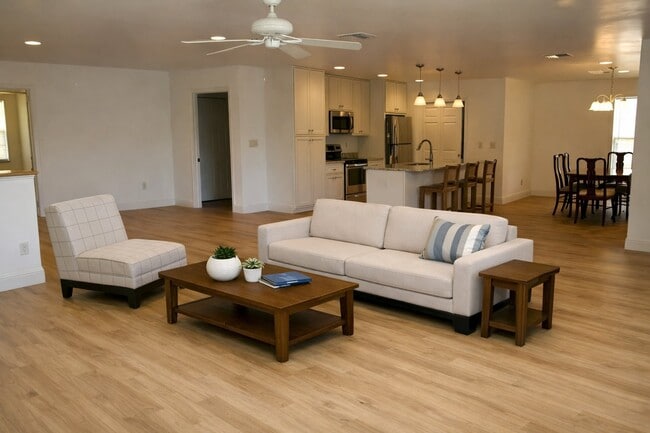 Foto del edificio - 827 Hemlock St