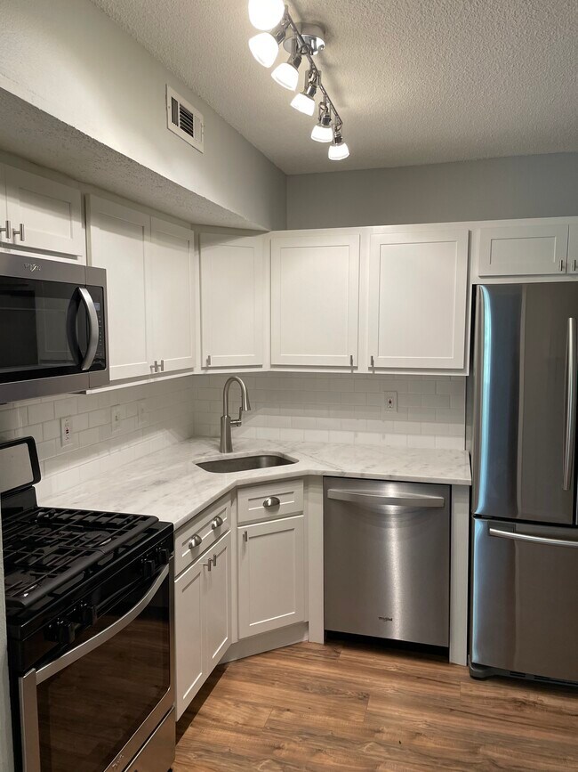 Beautiful stainless steel appliances - 9055 Wrenwood Ln