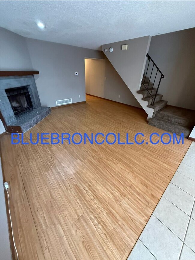 Foto del edificio - great price for a 2 bedroom townhome, easy access to highway.