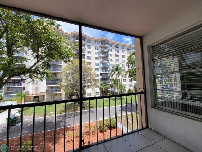 Building Photo - 4158 Inverrary Dr