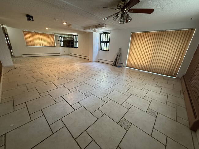 Foto del edificio - 250 Maple St