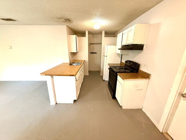 Building Photo - **APPLICATION RECEIVED** Available Now! Two Bedroom Home with Fenced Yard!