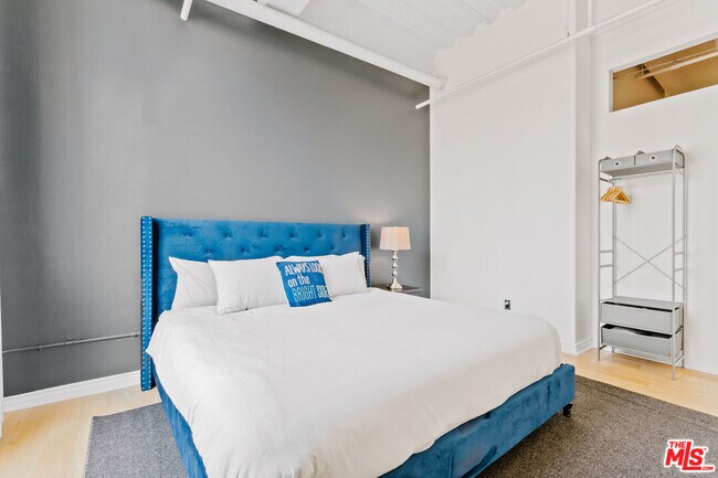 Foto del edificio - 312 W 5th St