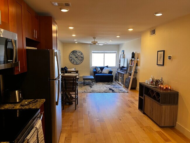 Sala de estar, vista desde la cocina. - 909 Reinli St