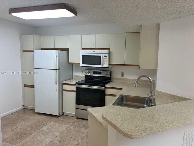 Foto del edificio - 8851 Wiles Rd