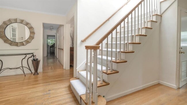 Building Photo - 17 Hilltop Dr W